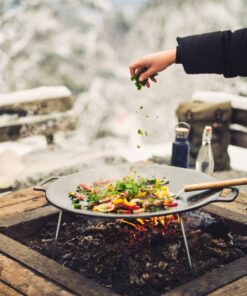 Miljöbild stekhäll med ben Muurikka 48 cm