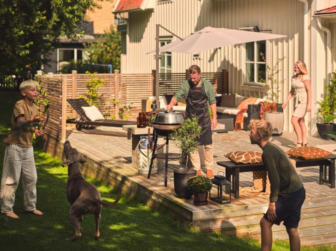 Miljöbild stekhällsset Muurikka LL 58cm med lock och sidobord