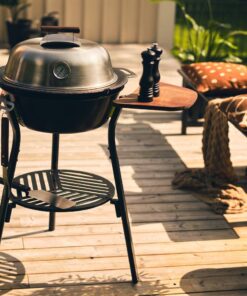 Miljöbild stekhällsset Muurikka LL 58cm med lock och sidobord