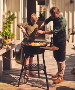 Miljöbild stekhällsset Muurikka LL 58cm med lock och sidobord