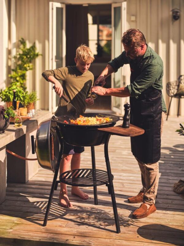 Miljöbild stekhällsset Muurikka LL 58cm med lock och sidobord